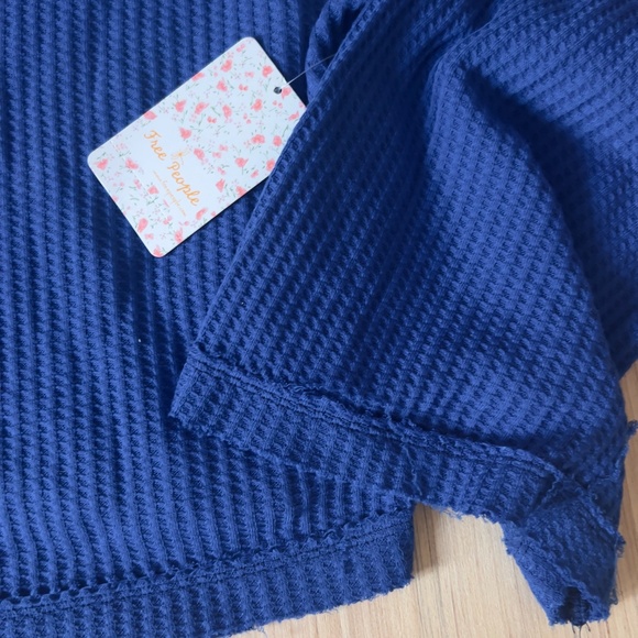 NWT FREE PEOPLE We The Free Ricky Thermal V Neck Top Size XS blue bell sleeve - Picture 4 of 9